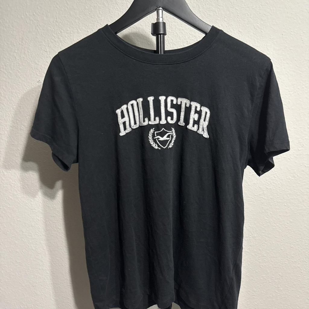 Y2K Hollister Co. Black and Grey tshirt – Women's Used Clothing