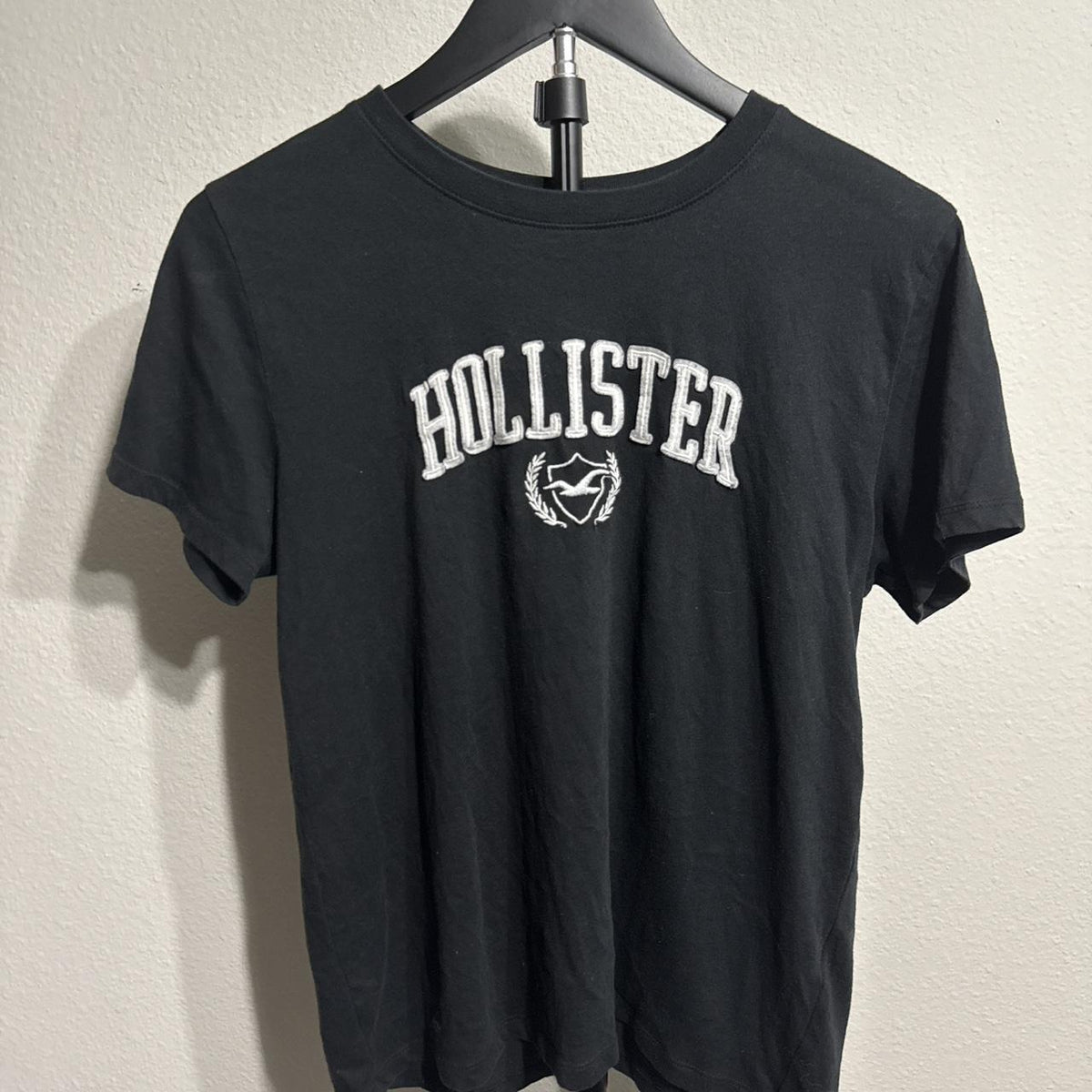 Y2K Hollister Co. Black and Grey tshirt – Women's Used Clothing