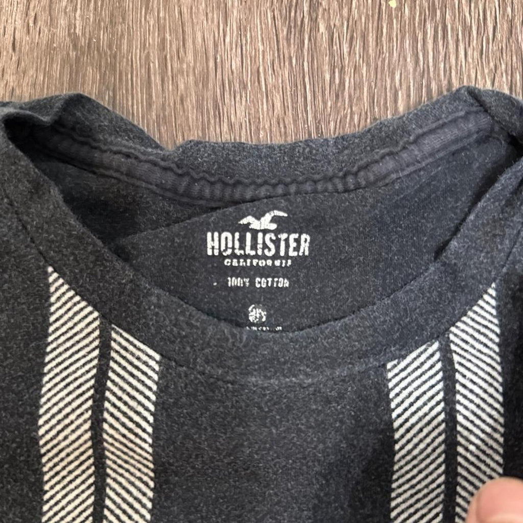 Y2K Hollister Co. Grey and Black tshirt – Women's Used Clothing