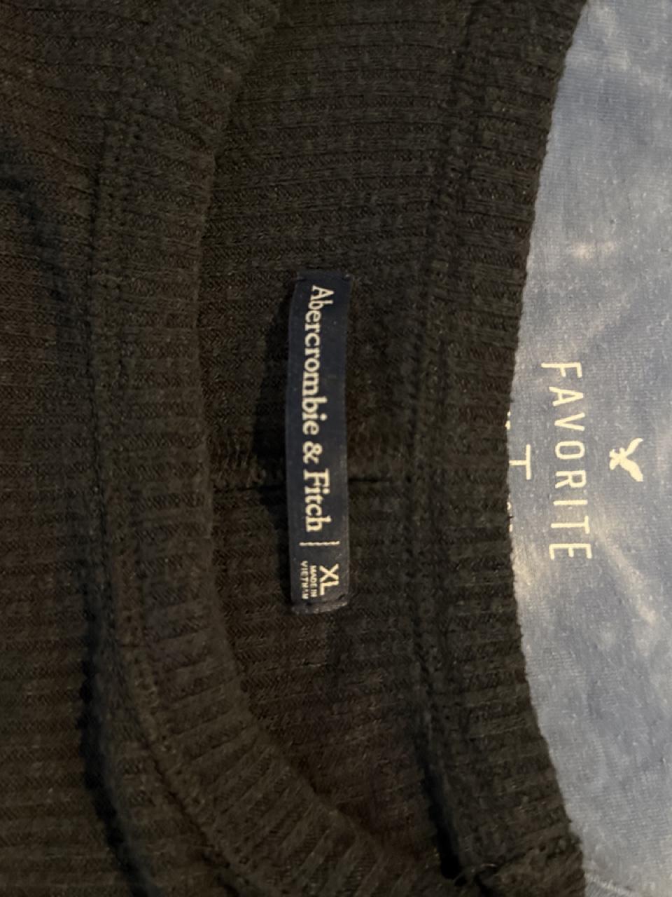 Y2K Abercrombie & Fitch Black and Grey tshirt – Women's Used Clothing