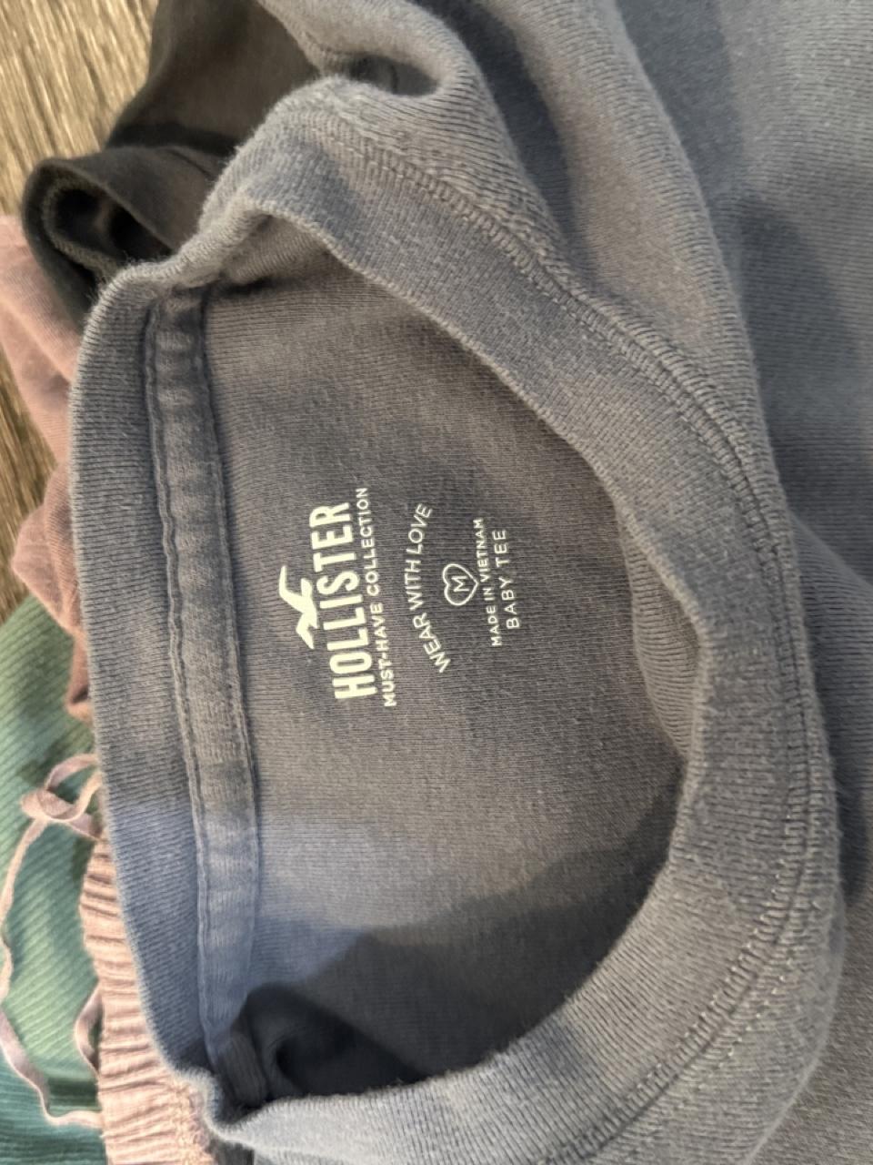 Y2K Hollister Co. baby tee – Women's Used Clothing