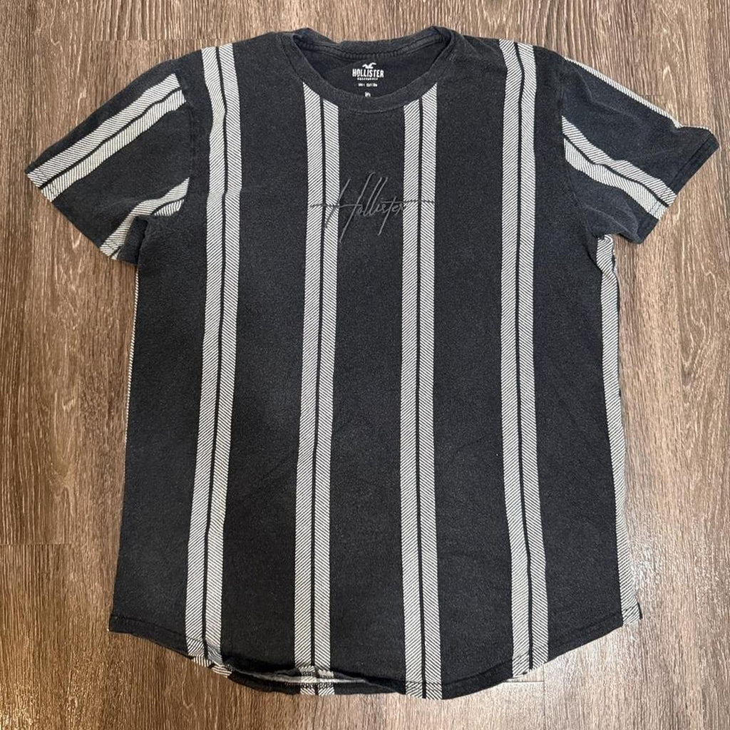 Y2K Hollister Co. Grey and Black tshirt – Women's Used Clothing