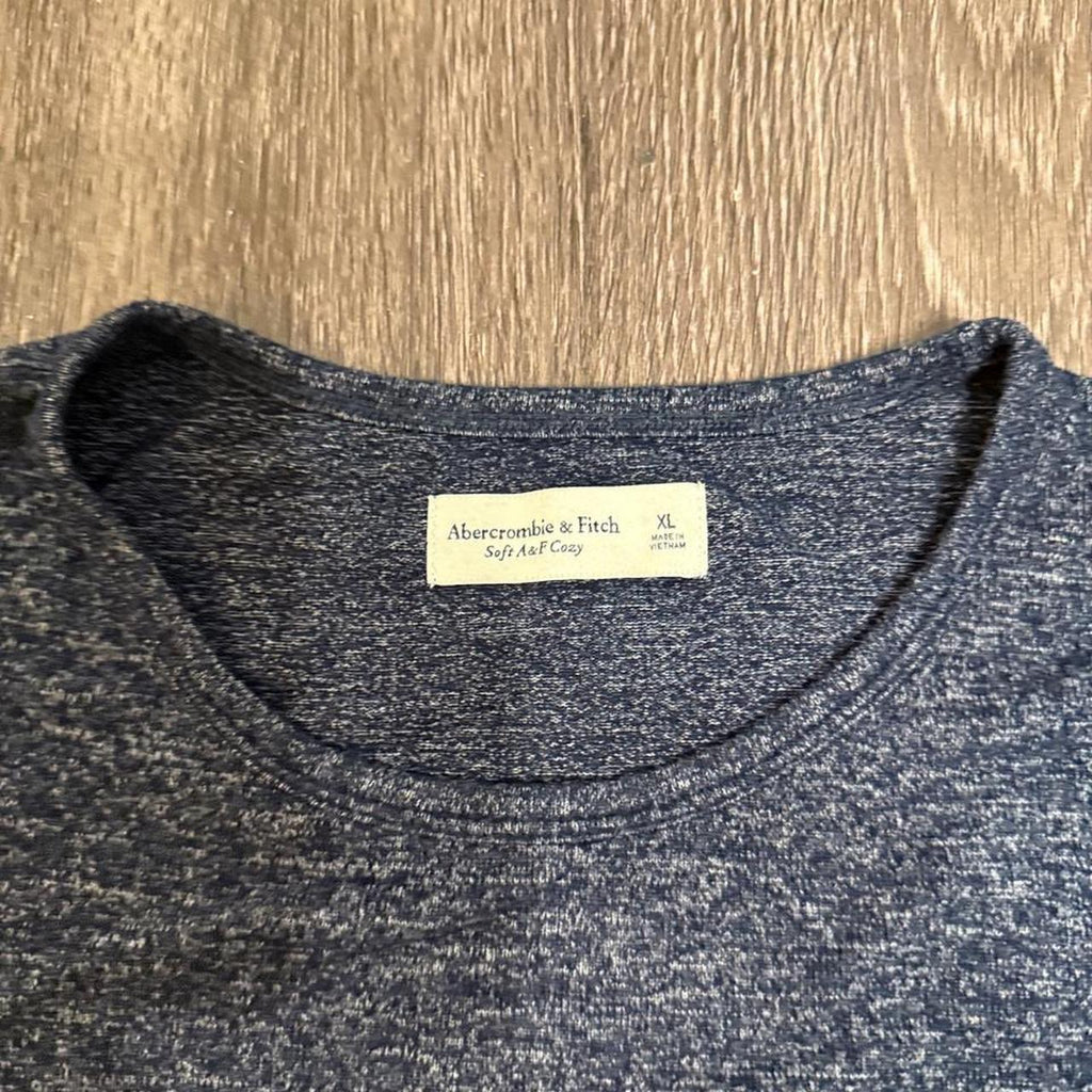 Y2K Abercrombie & Fitch Navy and Blue tee – Women's Used Clothing