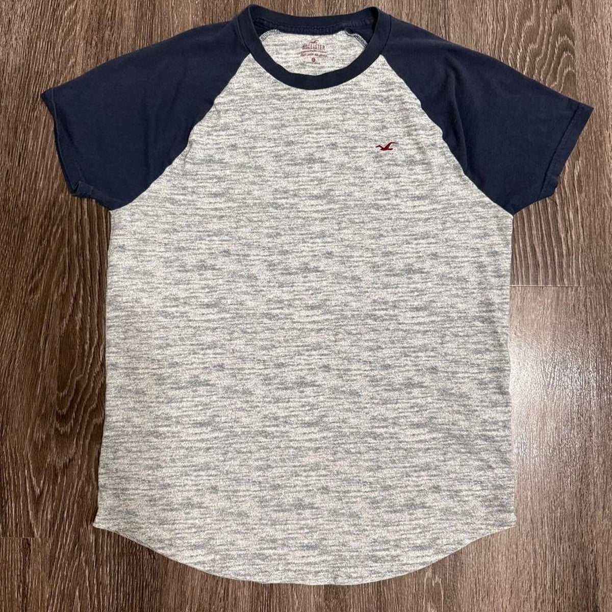 Y2K Hollister Co. Grey and Blue tee – Women's Used Clothing